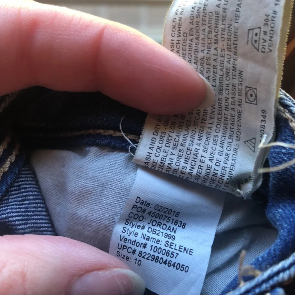 Bandolino Selene Capri Jeans - Picture 5 of 5